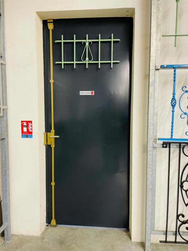 Porte métallique de service