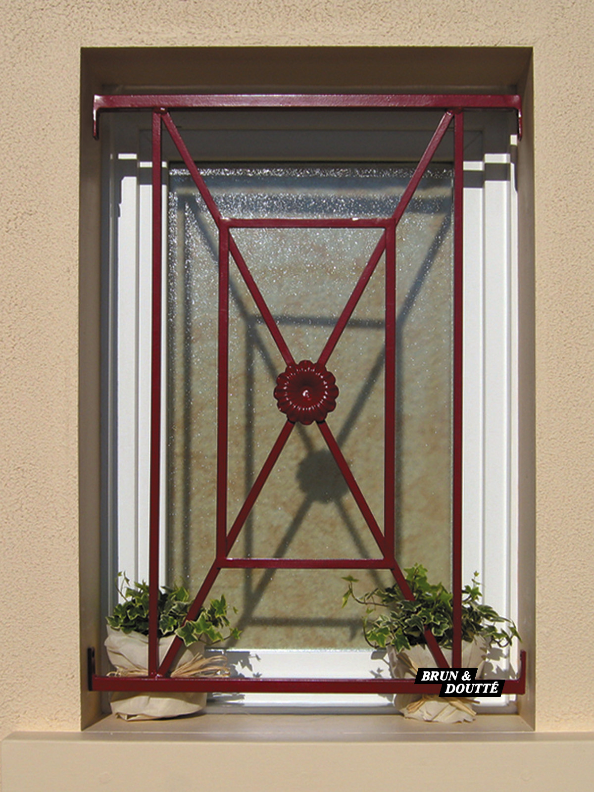 Grille fenêtre de sécurité sur-mesure en acier. Couleur et