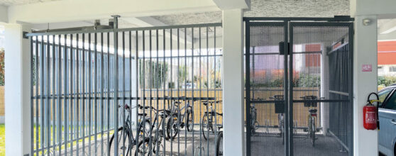 Chantier sécurité urbaine grille et porte métallique micro perforée Chantier sécurité urbaine grille et porte métallique micro perforée