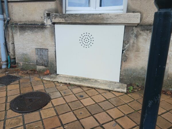 Trappe de soupirail perforée pour aération